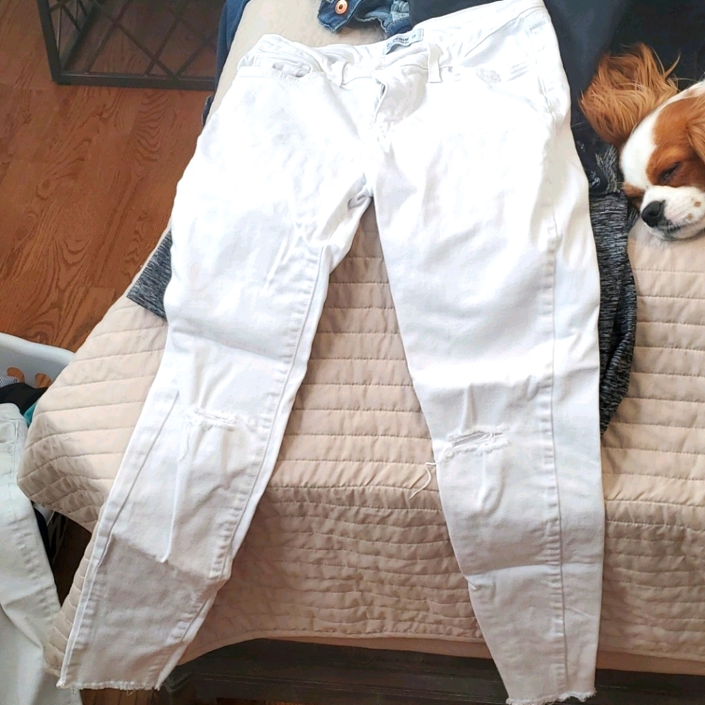 White distressed jeans